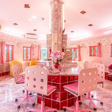 Paco's Barbie House Oziás