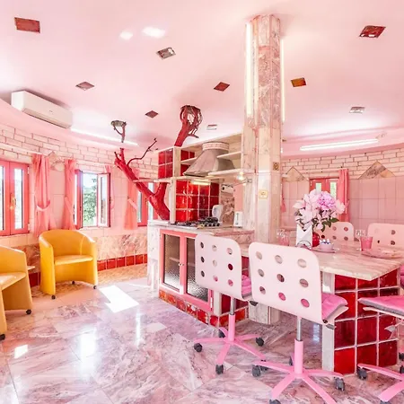 Paco's Barbie House Oziás